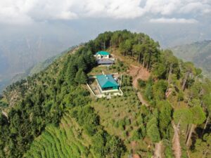 Jungle Safari फॉरेस्ट विभाग के इन रेस्ट हाउस और इन्स्पेक्शन हट्स के रहने का सबसे बड़ा रोमांच यह है कि इनमें से अधिकतर तक पहुँचने के लिए मीलों का पैदल सफर करना पड़ता है, लेकिन जैसे ही आप यहां पहुंचते हैं, कुदरत के आगोश में सारी थकान दूर हो जाती है।