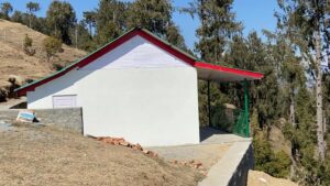 लंघा में 2 कमरों की सुविधा है, लेकिन 6 कि.मी का पैदल सफर है। गेहरा सड़क से 500 मीटर की दूरी पर 2 कमरों वाला रेस्ट हाउस है। टिकरीगढ़ में भी दो कमरों की सुविधा है, लेकिन 1 किलोमीटर का पैदल सफर है। चांजू में सड़क से 750 मीटर की दूरी पर 2 कमरों की सुविधा है।