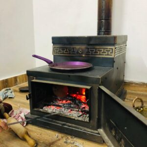 Himalayan Rocket Stove बनाने की यह प्रेरककथा है ऑस्ट्रेलिया के रसेल कोलिंस की  है। उन्होंने मनाली में सालों की अथक मेहनत के बाद वर्ष 2016 में हिमाचली तंदूर(बुखारी) को बेस बनाने हुए धातु के ऐसे Himalayan Rocket Stove  को डिजायन किया है, जो प्रदूषण रहित हीटिंग, कुकिंग और पानी गर्म करने की सुविधा तो देता ही है, जल्द ही इसमें लाइटिंग करने और मोबाइल चार्जिंग करने की सुविधा भी जडऩे वाली है।