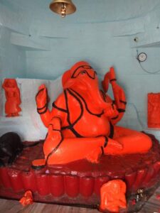 राजा सिद्धसेन तंत्र विद्या में काफी रूचि रखते थे, इसलिए उन्होंने Sidh Ganpati Temple की मूर्ति को भी सिद्ध करवाया और इसे और ज्यादा प्रभाव प्रभावशाली बनाने के लिए तांत्रिक शक्तियों से परिपूर्ण किया। बताया जाता है कि पश्चिमी बंगाल में भगवान गणेश के ऐसे अनेक मंदिर विराजमान हैं, लेकिन अगर बात उत्तरी भारत की हो तो यह मंदिर अपनी तरह का इकलौता मंदिर है। इस मंदिर में भगवान गणेश की जो मूर्ति है, उस पर सिंदूर से लेप किया जाता है और मूर्ति के गले में हर वक्त नाग देवता भी विराजमान रहते हैं।