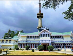 State Museum Shimla  इनवर्र्म हिल पर स्कैंडल प्वाइंट से 2.5 किमी पश्चिम में स्थित है। इस इमारत का इतिहास औपनिवेशिक काल का है, जब यह भवन लॉर्ड विलियम बेरेसफोर्ड का निजी निवास था। वह भारत के तत्कालीन वायसराय लॉर्ड विलियम बेंटिंक के सैन्य सचिव थे।