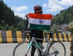 Cycling World Record: पुणे की दो बच्चों की मां 45वर्षीय प्रीति मस्के ने अकेले साइकिल चलाकर 14 दिनों में गुजरात से अरुणाचल प्रदेश तक लगभग 4000 किलोमीटर की दूरी तय की। असम और अरुणाचल प्रदेश में, उनको रास्ते में कई चुनौतियों का सामना करना पड़ा।