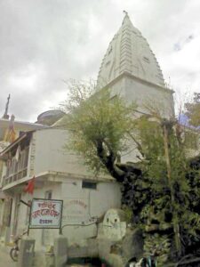 Richest God का यह मंदिर इस घाटी में आस्था का एक बड़ा केंद्र है। दूर-दूर से श्रद्धालु देवता राजा घेपन के दर्शनों के लिए यहां पहुंचते हैं। श्रद्धालुओं की मान्यता है कि राजा घेपन से जो भी मन्नत मांगी जाए, वो जरूर पूरी होती है। राजा घेपन के दरबार में हर धर्म के लोग सिर झुकाते हैं। राजा घेपन घाटी के रक्षक देवता हैं और घाटी में यह लोक विश्वास है कि देवता की कृपा उन्हें हर संकट में सुरक्षित रखती है।