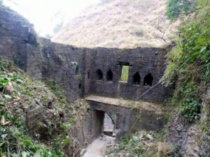 बताया जाता है कि चट्टान में बनी Cave के द्वार को चट्टान के टुकड़े से इस तरह से ढक दिया जाता था कि कोई सोच भी नहीं सकता था कि इस चट्टान में भी Cave (गुफा) हो सकती है। यह Cave  (गुफा) उस दौर का निर्माणकला का एक अनूठा उदाहरण है।