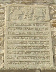 Fire Temple बाकू आतेशगाह एक पंचभुजा (पेंटागोन)अकार के अहाते के बीच में Fire Temple मंदिर है। बाहरी दीवारों के साथ कमरे बने हुए हैं जिनमें कभी उपासक रहा करते थे। बाकू आतेशगाह का निर्माण 17वीं और 18वीं शताब्दियों में हुआ था और 1883 के बाद इसका इस्तेमाल तब बंद हो गया, जब इसके इर्द-गिर्द ज़मीन से पेट्रोल और प्राकृतिक गैस निकालने का काम शुरू किया गया।