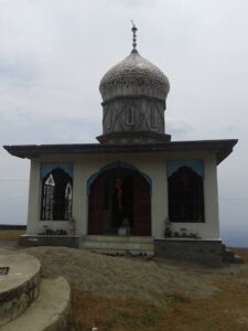 पहाड़ की चोटी पर पहुंच कर कुंजर महादेव के दीदार होते हैं। शिव के पदचिन्ह के रूप में इस Temple of Himachal Pradesh में पवित्र कुंआ आस्तित्व में आया है। कुंजर महादेव में खंडित शिला का पूजन होता है और मंदिर का निर्माण जारी है।