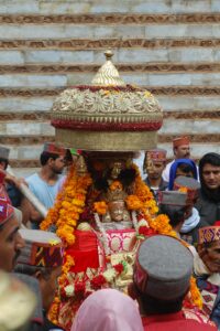 इस Temple of Himachal Pradesh  का संबंध पांडव काल से बताया जाता है। गांव में ऐसा कहा जाता है कि अज्ञातवास के दौरान पांडव यहां कुछ समय के लिए रुके थे।

कौरव उनका पीछा करते हुए यहां आ गए, लेकिन तब शंगचुल महादेव ने कौरवों को रोका और कहा कि यह मेरा क्षेत्र है और जो भी मेरी शरण में आएगा, उसका कोई कुछ नहीं बिगाड़ सकता।
