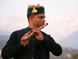  Flute Playing World Record रखने वाले अखिल कुमार हिमाचल प्रदेश पुलिस के जवान हैं, वे पुलिस बैंड टीम के सदस्य भी हैं। नौकरी के साथ साथ वे कई संगीत प्रोजेक्ट में भी काम करते रहते हैं। अखिल कुमार लोकगायक सुनील राणा के मुख्य बांसुरी वादक भी हैं। वे सुनील राणा की हर अलबम में अपनी बांसुरी से संगत करते हैं। इसके अलावा निकेश की केलंग नाटी, अजय भरमौरी के पहाड़ी गाने, करनैल राणा, राजीव थापा, गीता भारद्वाज व कुमार साहिल सहित अन्य काई लोक गायकों के साथ भी काम कर चुके हैं।