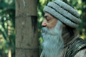 ustak Vivad पर कुल्लू के तत्कालीन एडिशनल जज जेएन भरवालिया ने चर्चित किताब को गवाह मानते हुए आचार्य रजनीश के खिलाफ गिरफ्तारी वारंट जारी कर दिए। आचार्य रजनीश के अनुयाशी एक अधिवक्ता ने कोर्ट के आदेश की सूचना उन तक पहुंचा दी। इससे पहले ही कोर्ट के आदेश पर अमल हो पाता अगली ही सुबह रजनीश ओशो अपने निजी जाहज से कुल्लू से निकल निकल गए।