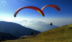 बीड़ बिलिंग में पैराग्लाइडिंग की शुरुआत का श्रेय फ्रेंच पायलटों को जाता है। उन्होंने साल 1992 में घाटी में पैराग्लाइडिंग की शुरूआत की।