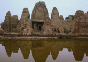 Rock Temple के पास पहाड़ी ढलान पर जंगली क्षेत्र में फैले वास्तु अवशेषों के आधार अनुमान लगाना आसान है कि प्राचीन समय में मसरूर मंदिर के आसपास एक नगर रहा होगा।