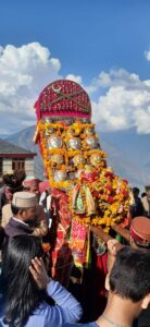 बिजली महादेव मंदिर के समाने नंदी की दो प्रतिमाओं के साथ कुछ घड़े हुए पत्थर भी हैं। मंदिर के प्रांगण में अट्ठारह मीटर ऊंचा खम्भा है, जिसे धजा या ध्वज कहा जाता है।