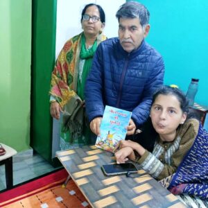 जब Writer of Himachal Pradesh काव्य वर्षा छोटी थी और उनके छोटे भाई ने स्कूल जाना शुरू किया। काव्य वर्षा में भी ललक थी कि कुछ सीखे, कुछ पढे, किंतु मजबूर होने के कारण वह पढ़- लिख नहीं सकती थी।वह कभी स्कूल तो नहीं गई, फिर भी उसने अपने छोटे भाई को पड़ते देख पढ़ना-लिखना सीख ही लिया।