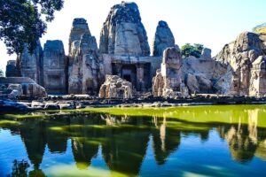 पुरातत्व विभाग के अनुसार 8वीं सदी में बना Rock Temple समुद्र तल से 2500 फुट की ऊंचाई पर स्थित उत्तर भारत का इकलौता ऐसा मंदिर है।