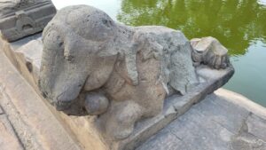 साल 1835 में ऑस्ट्रिया के खोजकर्ता बैरन चार्ल्स हूगल ने कांगड़ा के एक ऐसे Rock Temple का ज़िक्र किया है। उनके अनुसार यह मंदिर एलोरा के मंदिरों से काफ़ी मेल खाता है।