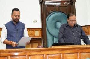 हमीरपुर से नवनिर्वाचित भाजपा विधायक आशीष शर्मा पद और गोपनीयता की शपथ लेते हुये। 