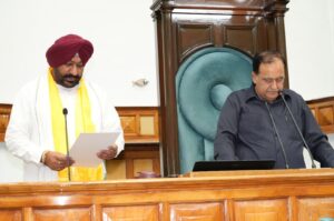 नालागढ़ से विधायक निर्वाचित हरदीप सिंह बावा को पद और गोपनीयता की शपथ दिलाते विधानसभा अध्यक्ष कुलदीप पठानिया। 