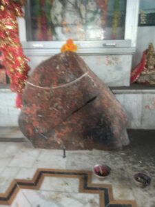 इस Temple of Himachal Pradesh को लेकर एक दन्तकथा के अनुसार भगवान शिव ने कैलाश जाते समय कुछ समय के लिए यहां रुककर तपस्या की थी। कहते हैं कि भगवान शिव ने एक शिला का रूप धारण किया और साधना में लीन हो गए।