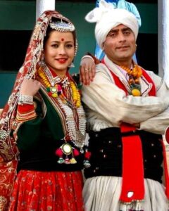 दरअसल, चंबा सदियों से बाहरी दुनिया से दूर रहा। इसी वजह से चंबा अपनी इस समृद्ध कला और सांस्कृतिक विरासत को संरक्षित करने में कामयाब रहा और कबायलियों के पहरावे में चंबा टॉप पर है।