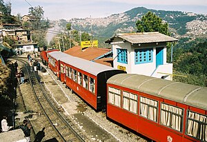 Tonga Services on Kalka-Shimla Road शुरू होने के बाद लॉर्ड कर्जन ने रेलवे के निर्माण में गहरी दिलचस्पी दिखाई और एचएस हैरिंगटन को मुख्य इंजीनियर बनाया। 103 सुरंगों वाली इस कालका- शिमला रेल लाइन को अंततः 31 मार्च 1891 को माल ढुलाई के लिए चालू किया गया। इस ट्रैक पर 9 नवंबर 1903 को पहली यात्री ट्रेन को हरी झंडी दिखाई गई।