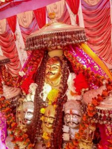 ममलेश्वर महादेव मंदिर के मुख्य भवन की चारों ओर दीवारों पर काष्ठ मूर्तियां बनी हैं। मंदिर की मुख्य इमारत लकड़ी की है।