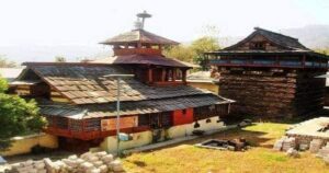 ममलेश्वर महादेव मंदिर के मुख्य भवन की चारों ओर दीवारों पर काष्ठ मूर्तियां बनी हैं। मंदिर की मुख्य इमारत लकड़ी की है।