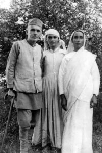 सैम्यूल स्टोक्स चाहते थे कि भारतीय लोग उन्हें अपना ही हिस्सा समझें, इसलिए उन्होंने भारतीयों की तरह कपड़े पहनना शुरू कर दिए। उन्होंने पहाड़ी बोली बोलना भी सीखा और ठेठ पहाड़ी के रूप में ढल गए।