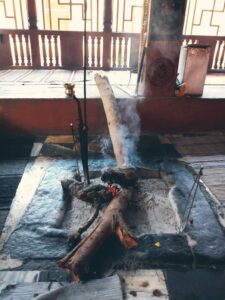 ममलेश्वर महादेव मंदिर में एक धूना है, जिसके बारे में मान्यता है कि ये महाभारत काल से निरंतर जल रहा है।