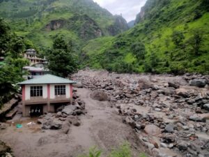 चंबा के चुराह विधानसभा क्षेत्र में देर रात भारी बरसात के चलते बादल फटने के कारण चंबा तीसा मुख्य मार्ग जगह-जगह बंद हो गया है। प्रशासन ने चम्बा-तीसा मुख्यमार्ग को जल्द बहाल करने के निर्देश जारी किए हैं।