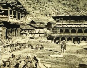 लाल चंद प्रार्थी कुलूत देश की कहानी में लिखते हैं कि कुलूत आज के कुल्लू का ऋग्वेद में प्राचीनतम नाम है। दस्युराज कौलितर शम्बर से सम्बन्धित ऐतिहासिक घटनाओं में उसका कोल जाति से होना सिद्ध करता है कि इसी कोल शब्द के संदर्भ से कुलूत और कुल्लू शब्द व्यवहार में आए हैं।