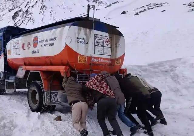 हैम्बर्ग के डाइटर ने बीस साल पहले केलंग से फ्यूल टैंकर में लिफ्ट लेकर किया लेह तक रोमांचक सफर, नजदीक से हुए थे मौत के दर्शन