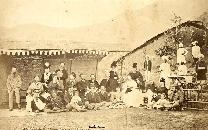 धर्मशाला की डेढ़ सदी पुरानी दुर्लभ तस्वीर, नेशनल आर्मी म्यूज़ियम लंदन में महफूज, इतिहास का नया दरवाजा खोलती 1873 की एक तस्वीर