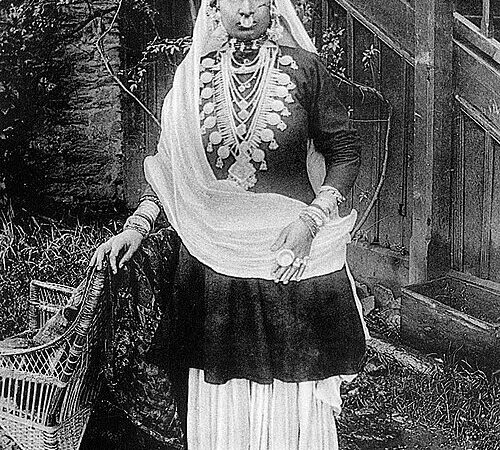 1908 के ब्रिटिश पोस्टकार्ड की मॉडल, शिमला की ‘ए पहाड़ी वुमेन’