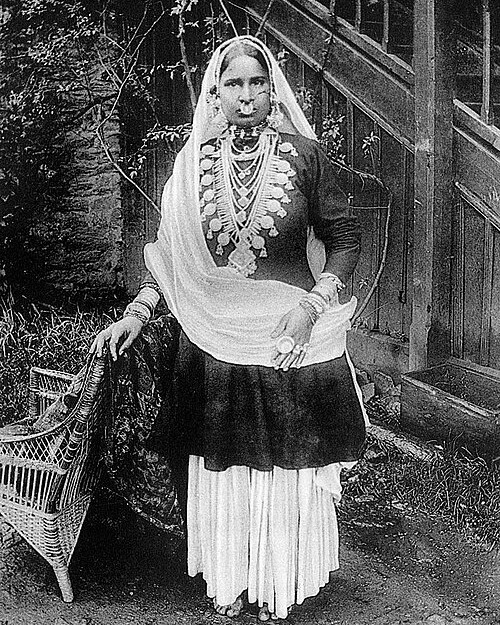 1908 के ब्रिटिश पोस्टकार्ड की मॉडल, शिमला की ‘ए पहाड़ी वुमेन’