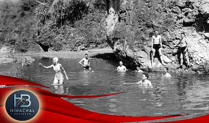 रेस्ट कैंप : सुबाथू में ठंडे पानी का आनंद लेते अमेरिकी सैनिक और ‘लवली रेड क्रॉस लेडी’